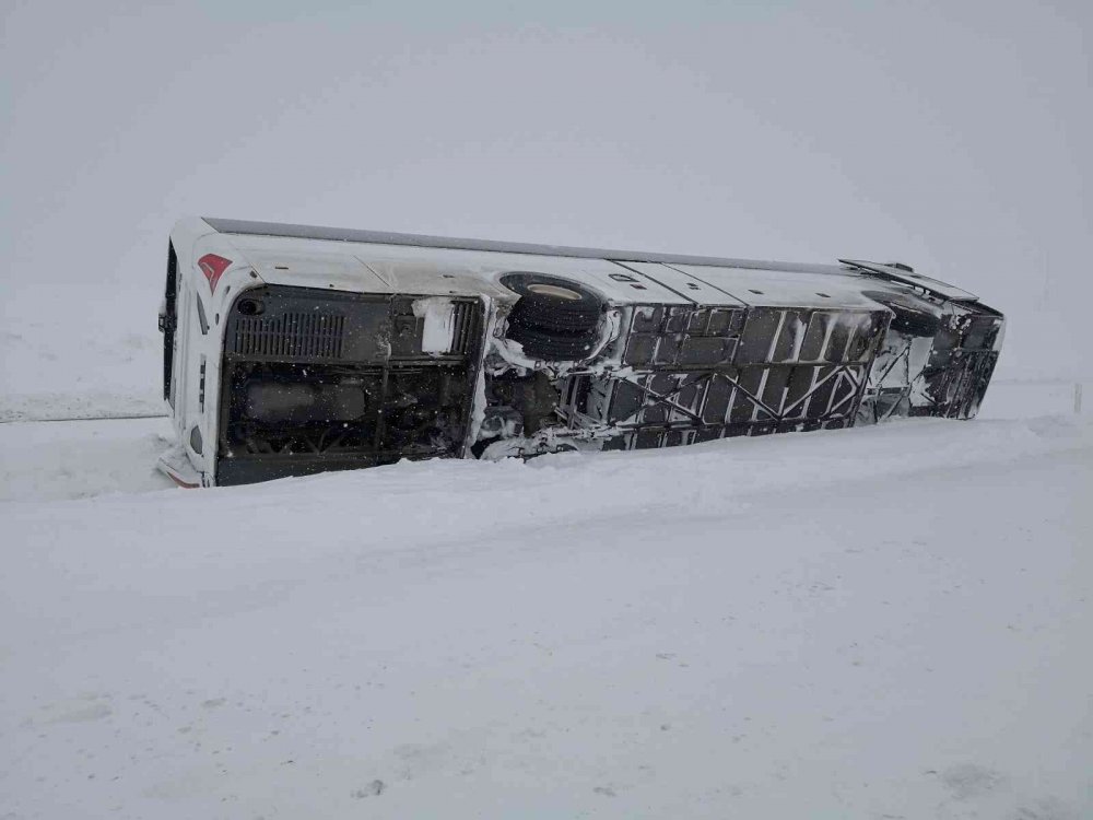 Aksaray'da turistleri taşıyan tur otobüsü devrildi: 4 yaralı