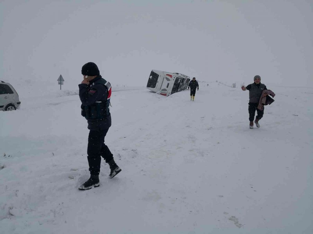 Aksaray'da turistleri taşıyan tur otobüsü devrildi: 4 yaralı