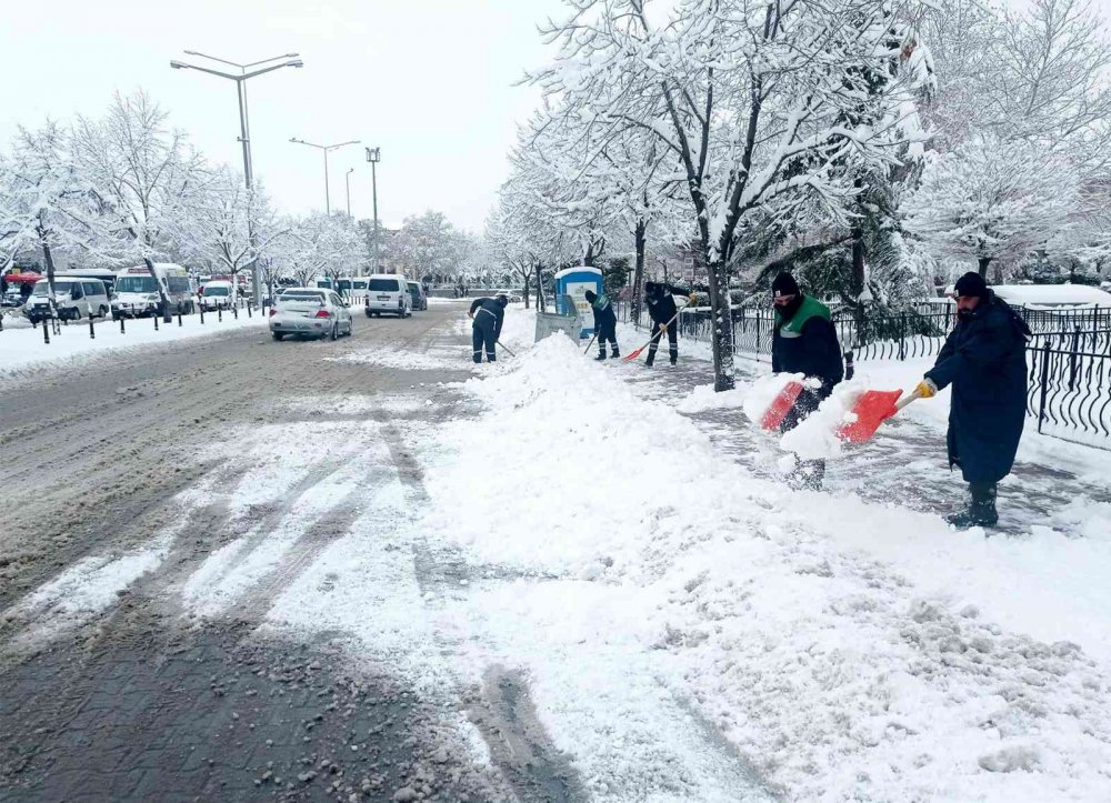 Karatay Belediyesi'nin 24 saat aralıksız kar mesaisi