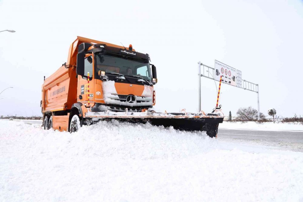 Konya Büyükşehir Belediyesi 31 ilçede yolları açık tutmak için yoğun mesai harcıyor