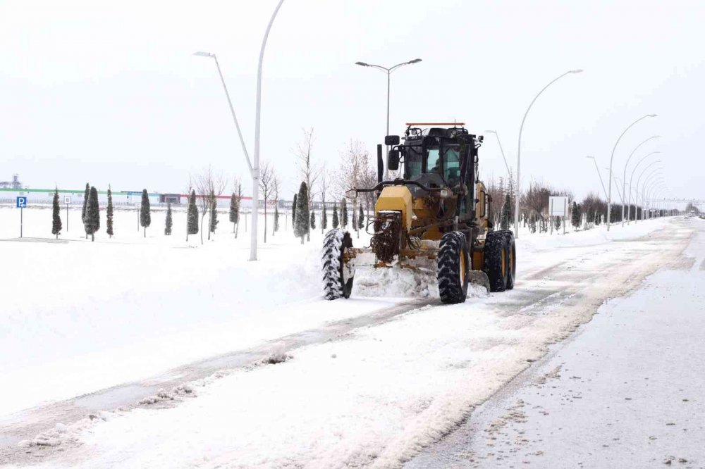Konya Büyükşehir Belediyesi 31 ilçede yolları açık tutmak için yoğun mesai harcıyor