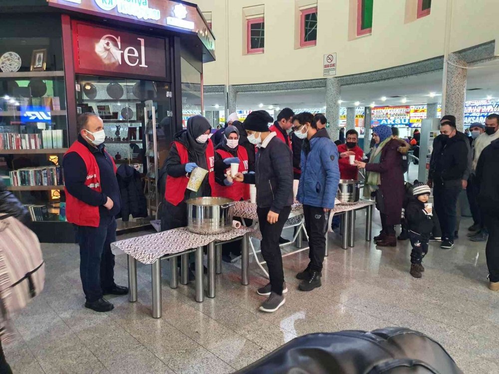 Konya Büyükşehir Belediyesi 31 ilçede yolları açık tutmak için yoğun mesai harcıyor