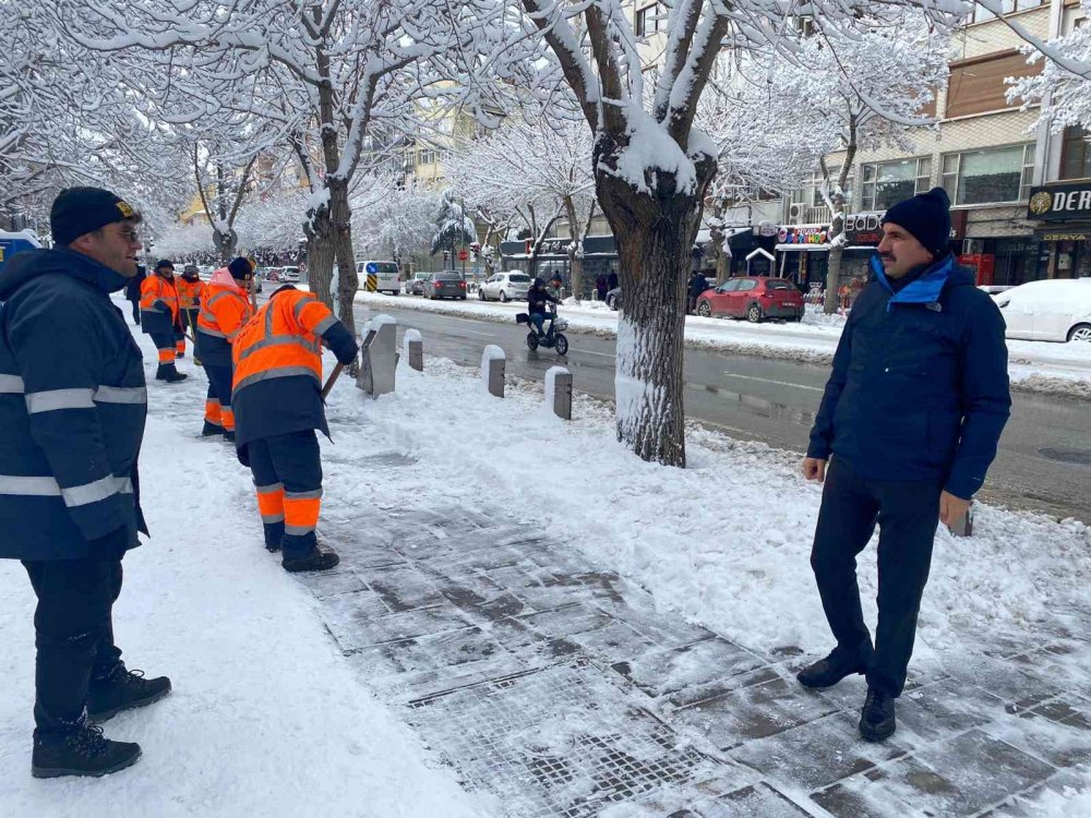 Konya Büyükşehir Belediyesi 31 ilçede yolları açık tutmak için yoğun mesai harcıyor