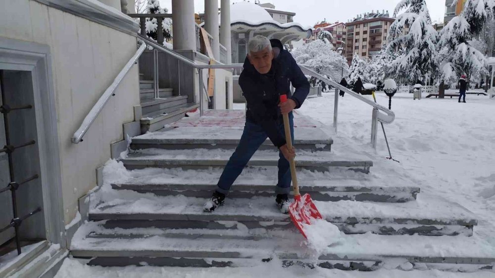 Konya yağan yoğun karla birlikte beyaza büründü
