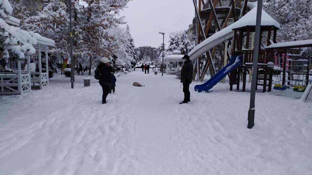 Konya yağan yoğun karla birlikte beyaza büründü