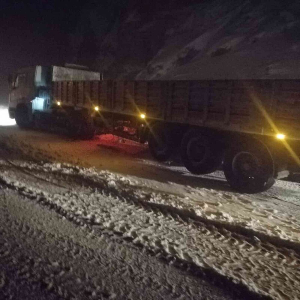 Yoğun kar yağışından dolayı Konya-Antalya Karayolu trafiğe kapandı