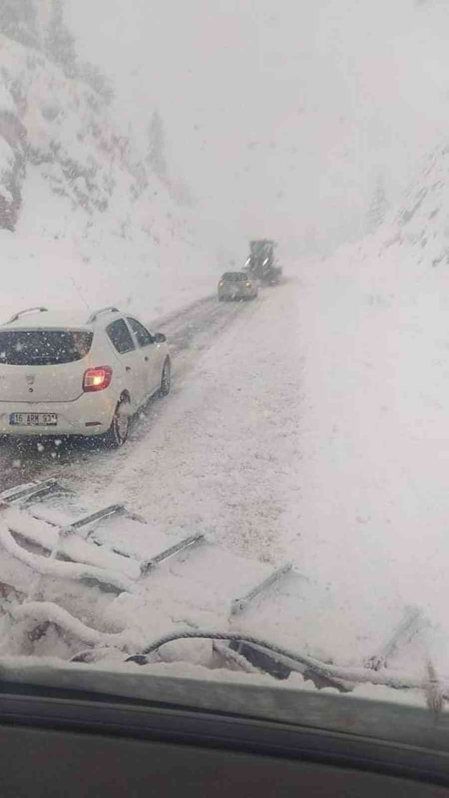 Yoğun kar yağışından dolayı Konya-Antalya Karayolu trafiğe kapandı