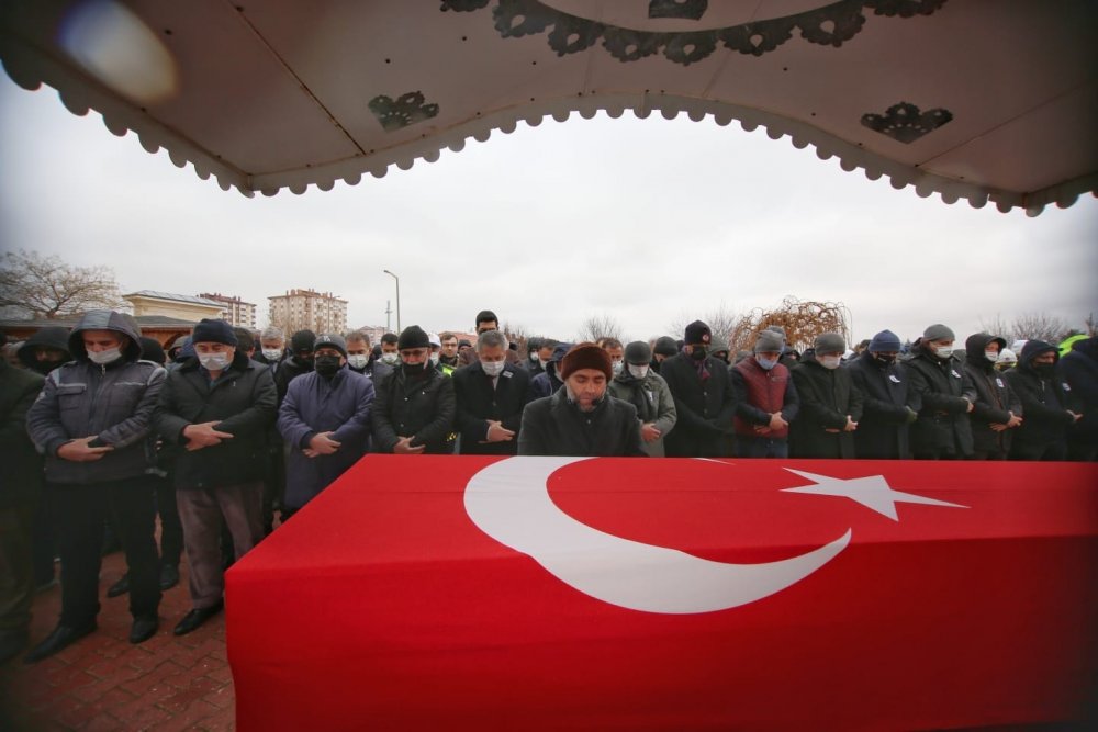 Kalp krizi geçirerek yaşamını yitiren polis memuru son yolculuğuna uğurlandı