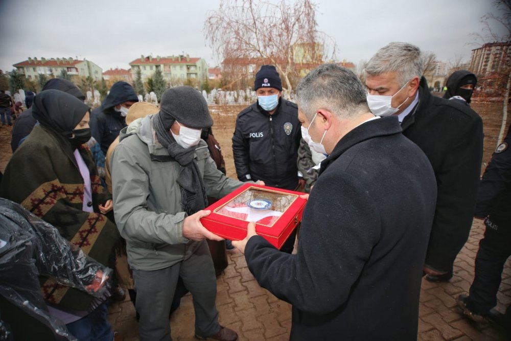 Kalp krizi geçirerek yaşamını yitiren polis memuru son yolculuğuna uğurlandı