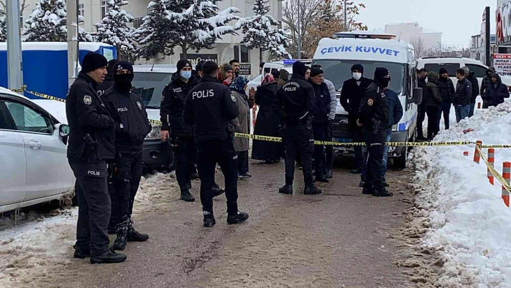 Aksaray Adliyesi'nde cinayet! Babası tarafından karısı öldürülen oğul, duruşma sonrası abisini öldürdü