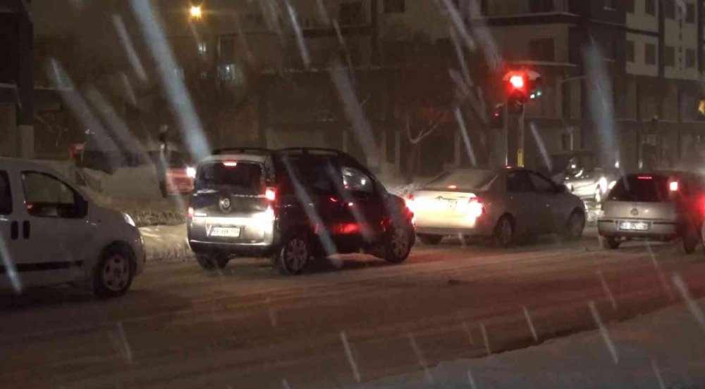 Aksaray’da kar yağışı kent merkezinde sürüyor