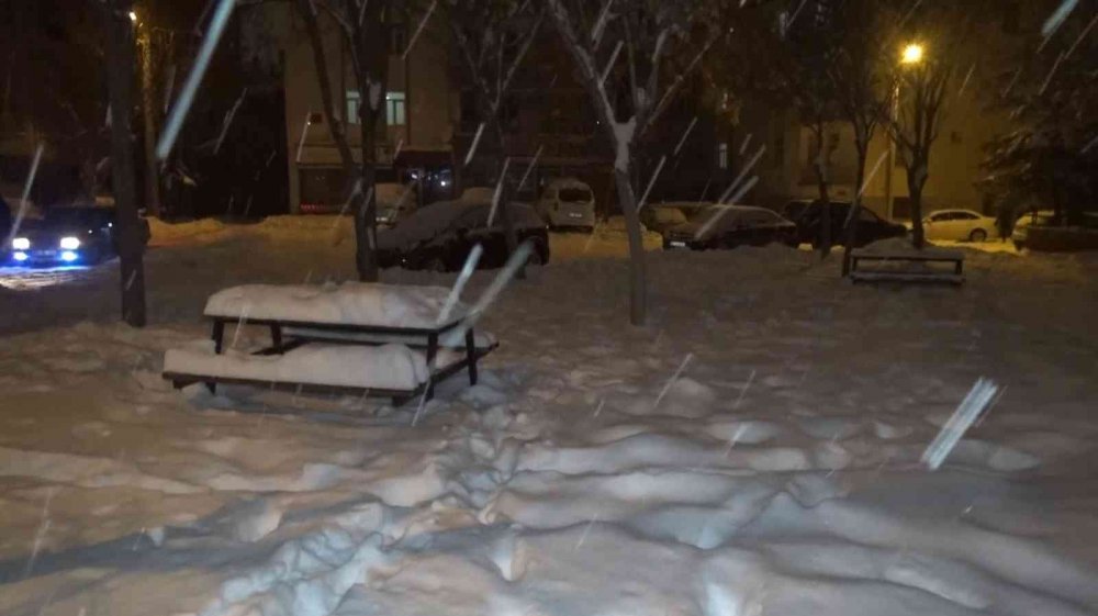 Aksaray’da kar yağışı kent merkezinde sürüyor