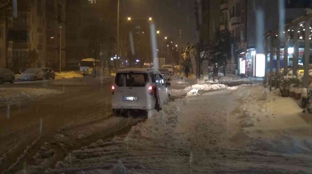 Aksaray’da kar yağışı kent merkezinde sürüyor