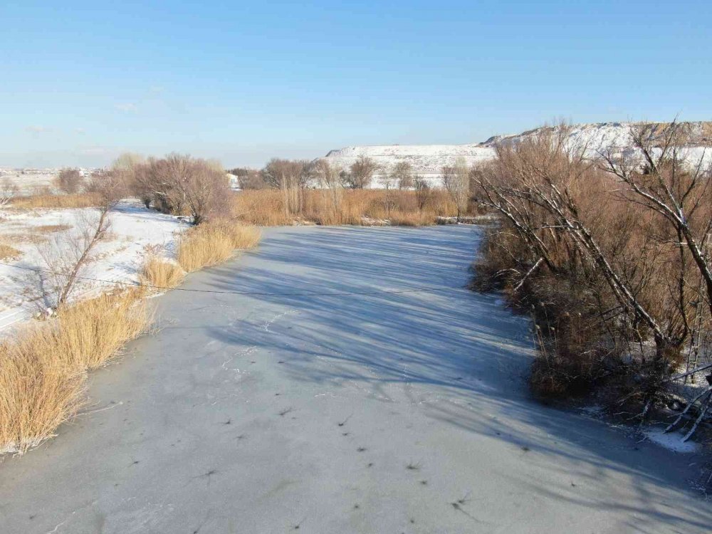 Şeker Gölü’nde yağan kar ile beraber ’kış’ güzelliği