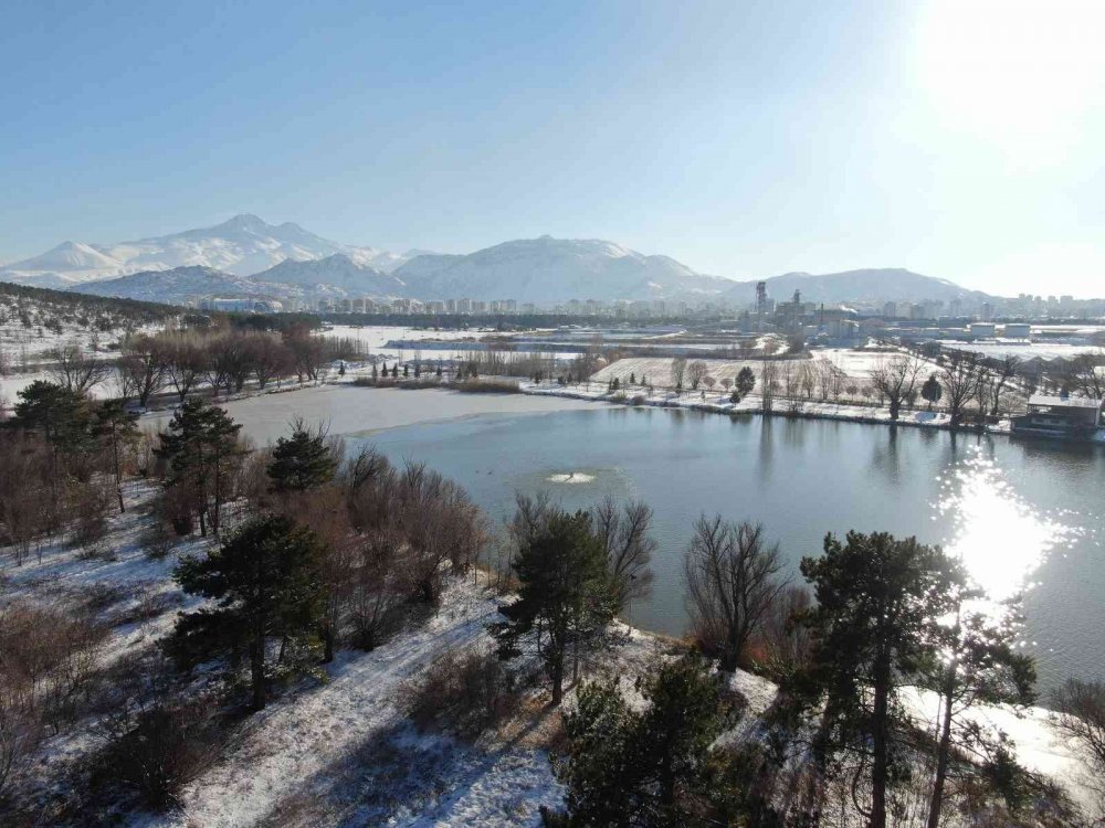 Şeker Gölü’nde yağan kar ile beraber ’kış’ güzelliği
