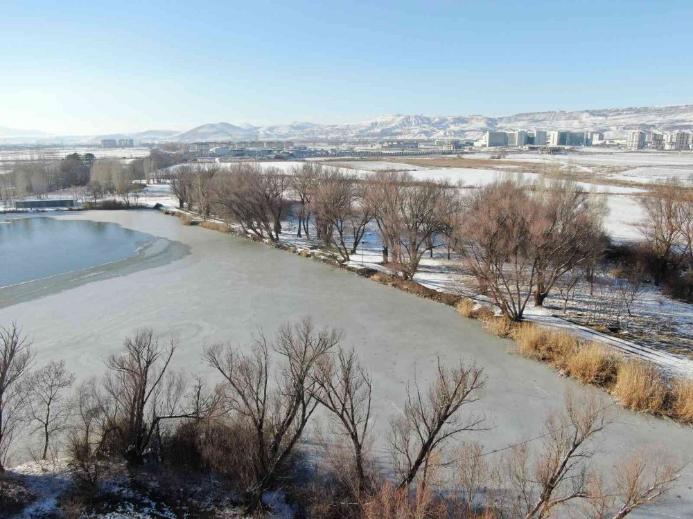 Şeker Gölü’nde yağan kar ile beraber ’kış’ güzelliği