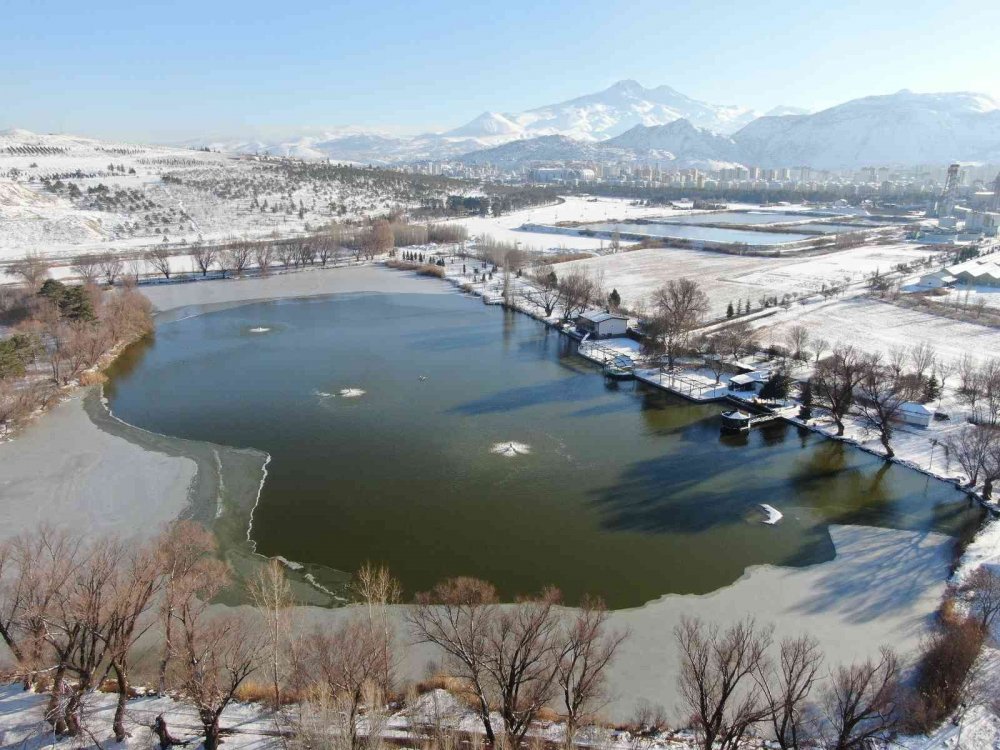 Şeker Gölü’nde yağan kar ile beraber ’kış’ güzelliği