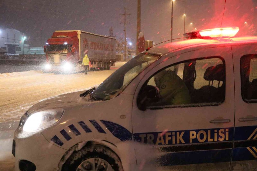 Aksaray-Nevşehir ve Adana karayolları kar ve tipi nedeniyle tırlara ulaşıma kapatıldı