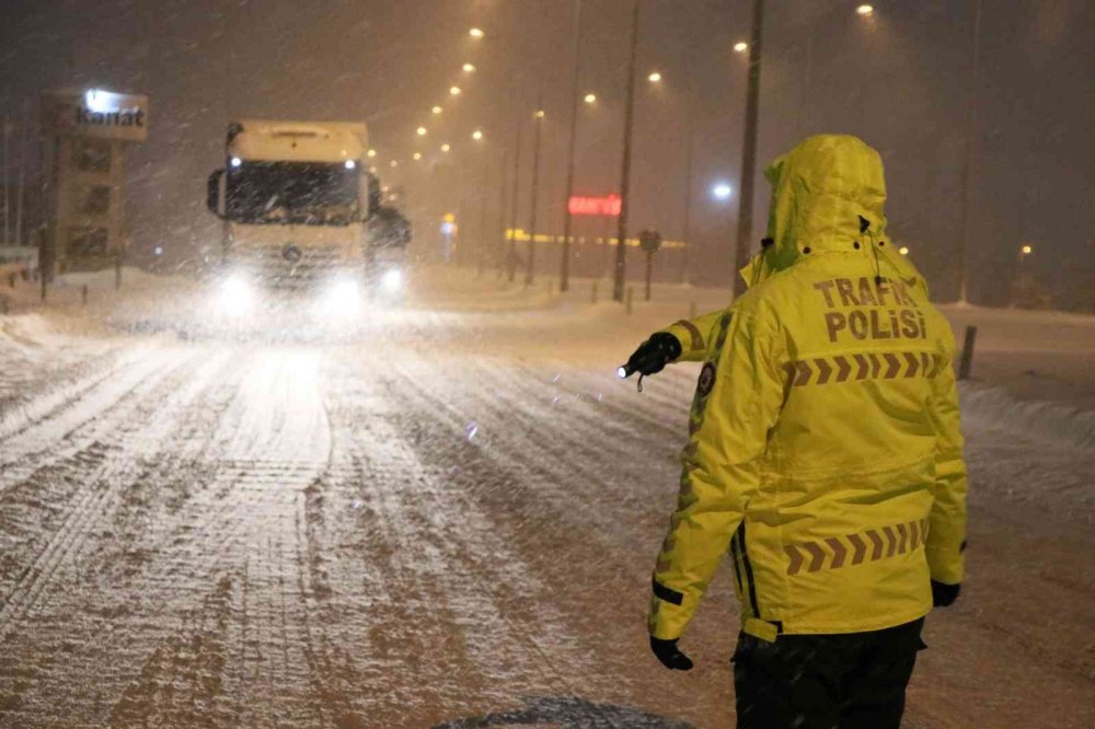 Aksaray-Nevşehir ve Adana karayolları kar ve tipi nedeniyle tırlara ulaşıma kapatıldı