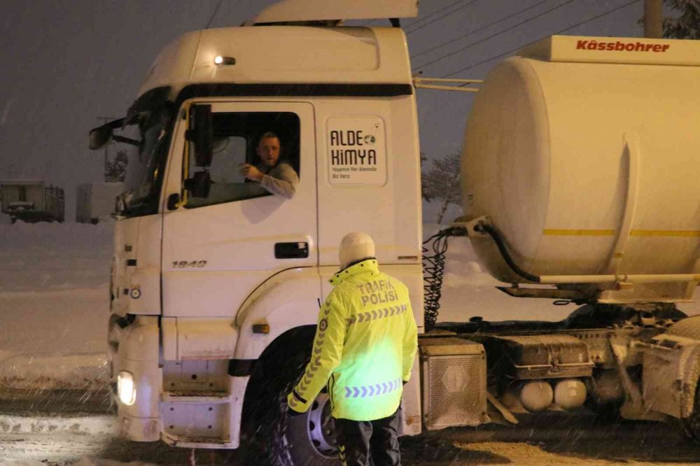 Aksaray-Nevşehir ve Adana karayolları kar ve tipi nedeniyle tırlara ulaşıma kapatıldı
