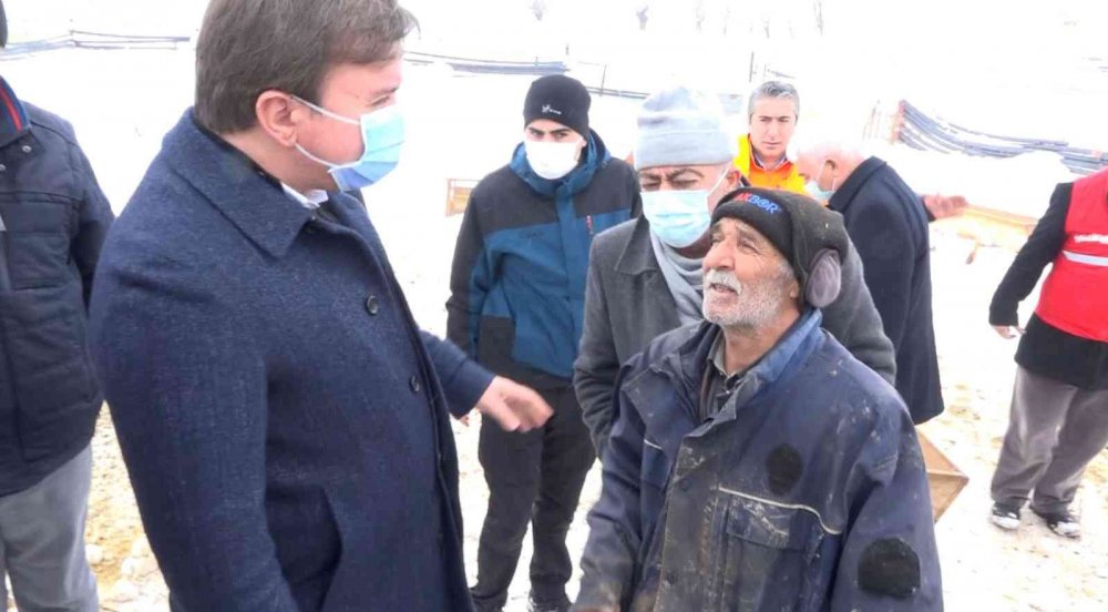 Aksaray'da yoğun kardan ahırın çatısı çöktü, 34 hayvan telef oldu