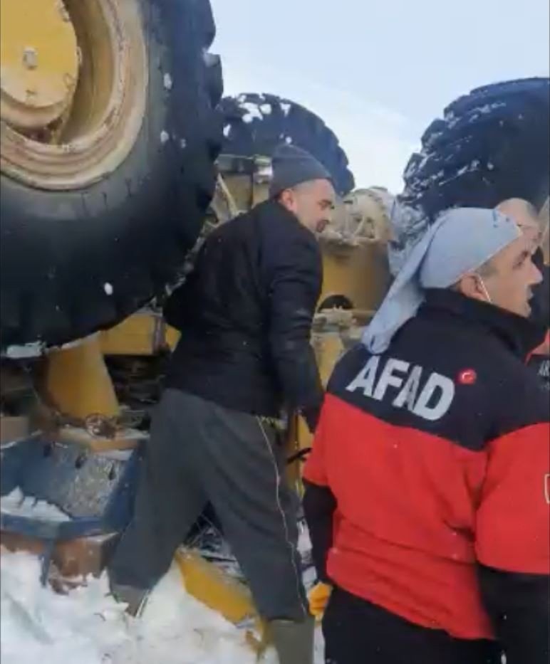 Aksaray'da kar temizliği yaptığı sırada devrilen iş makinesinin altında kaldı