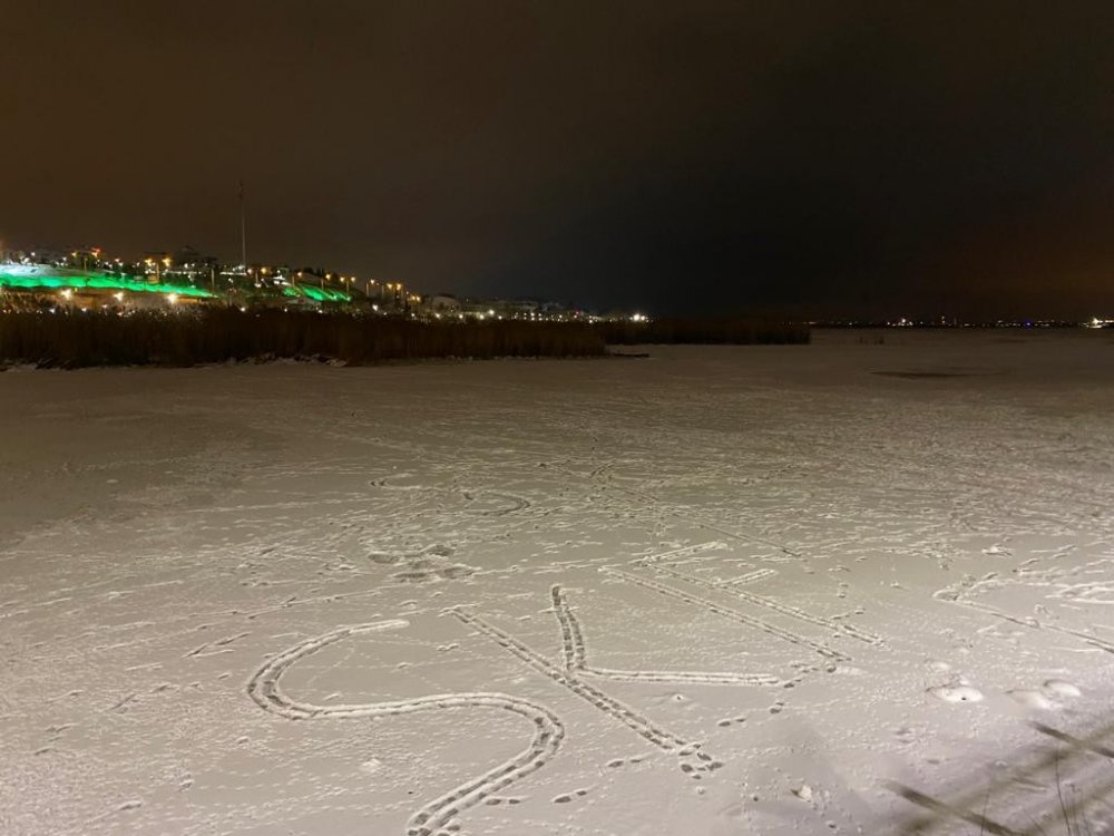 Fıskiyelerden çıkan suyun donması sonucu 4 metre uzunluğunda buz kütleleri oluştu