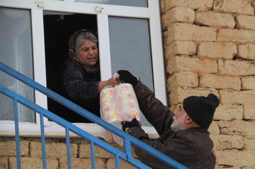 Konya’da sıcak yemek bekleyenlerin yardımına Off-road pilotları yetişti