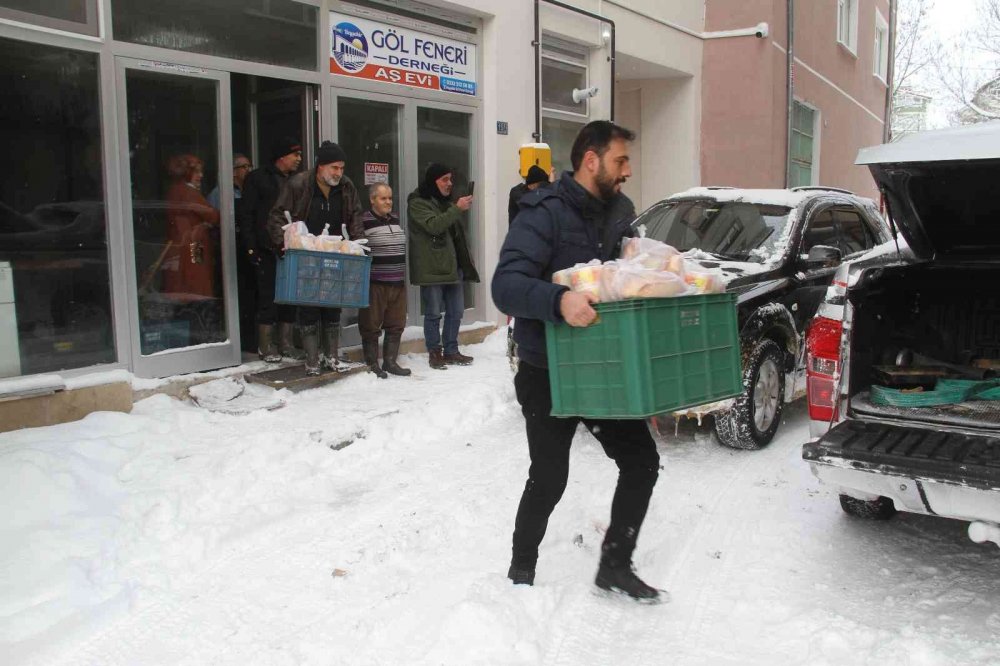 Konya’da sıcak yemek bekleyenlerin yardımına Off-road pilotları yetişti