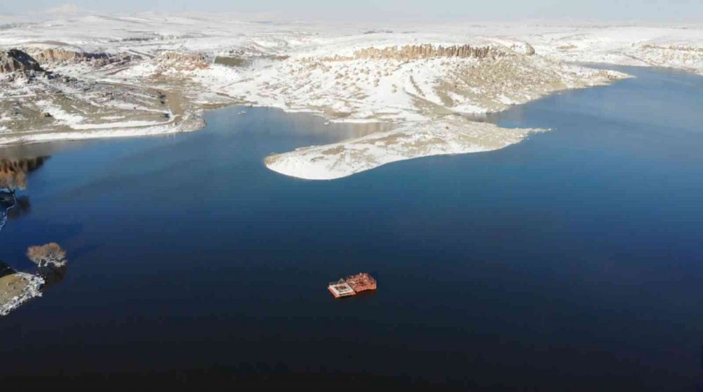 Yoğun kar yağışı çiftçinin yüzünü güldürü