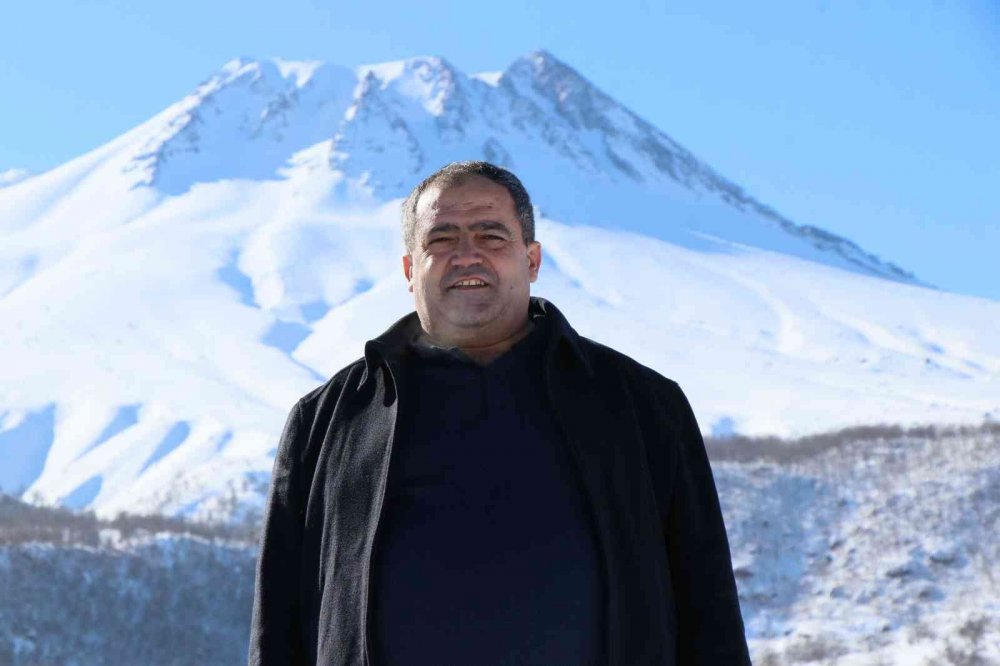 Yoğun kar yağışı çiftçinin yüzünü güldürü