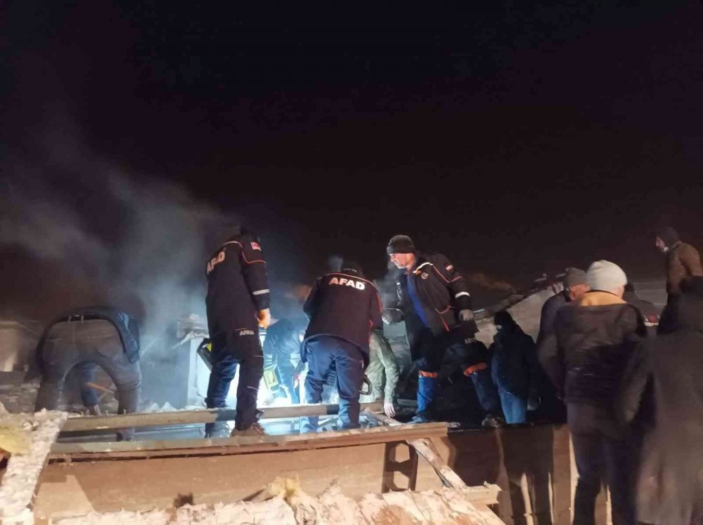 Aman dikkat! Kar nedeniyle ahırın çatısı çöktü