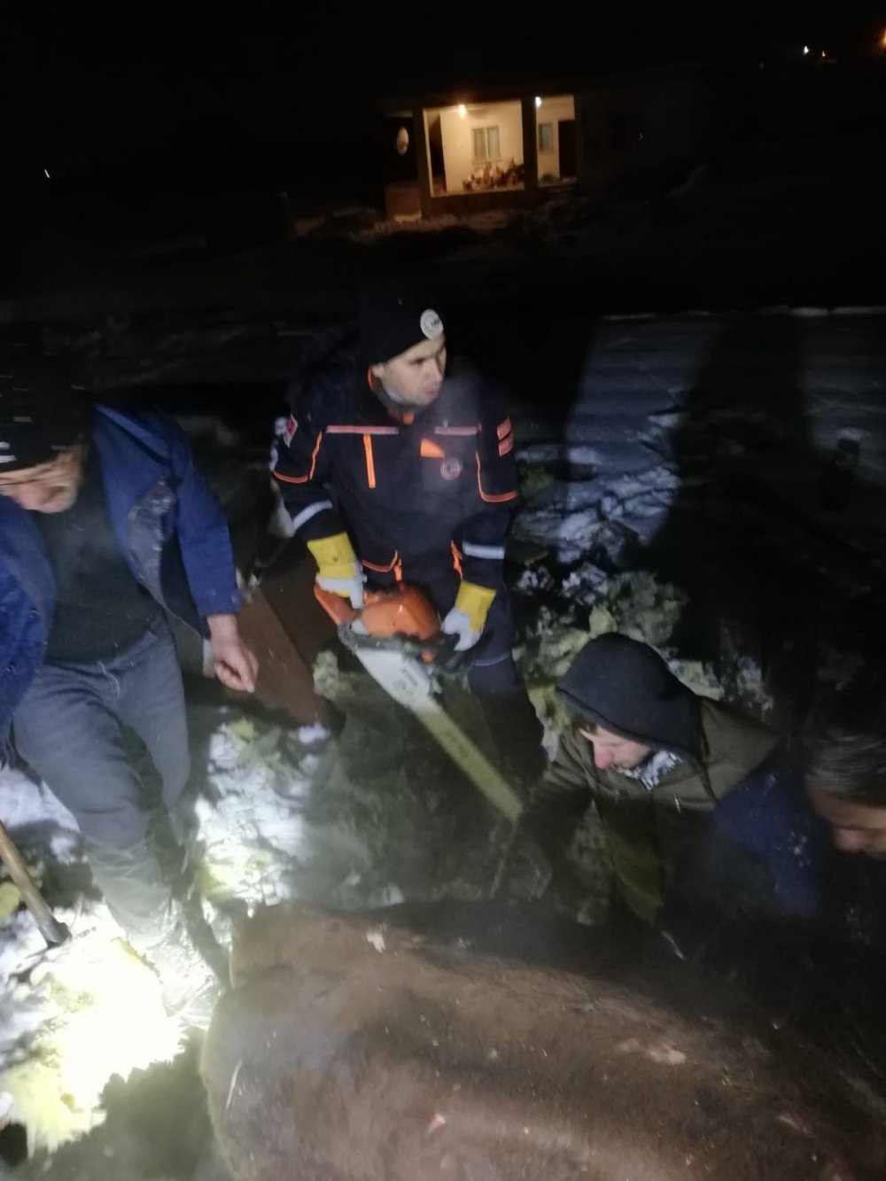 Aman dikkat! Kar nedeniyle ahırın çatısı çöktü