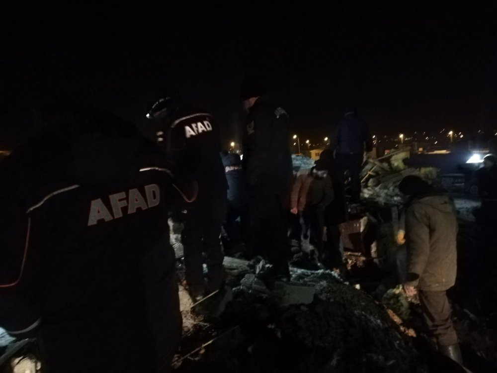 Aman dikkat! Kar nedeniyle ahırın çatısı çöktü