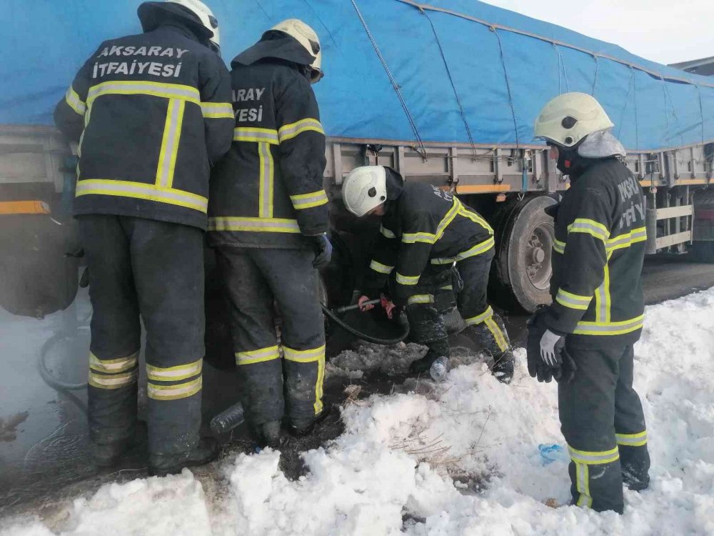 Aksaray'da seyir halinde lastiği patlayan tırda yangın paniği