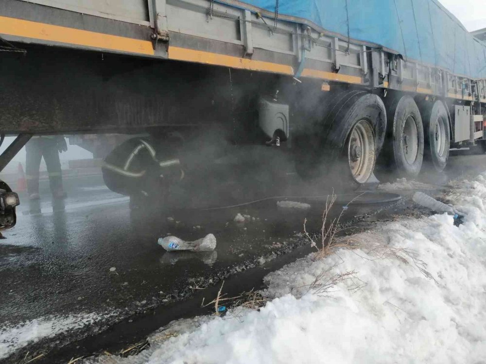 Aksaray'da seyir halinde lastiği patlayan tırda yangın paniği
