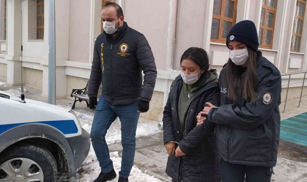 Konya'da annesinin ölümüne neden olan genç kız adliyeye sevk edildi