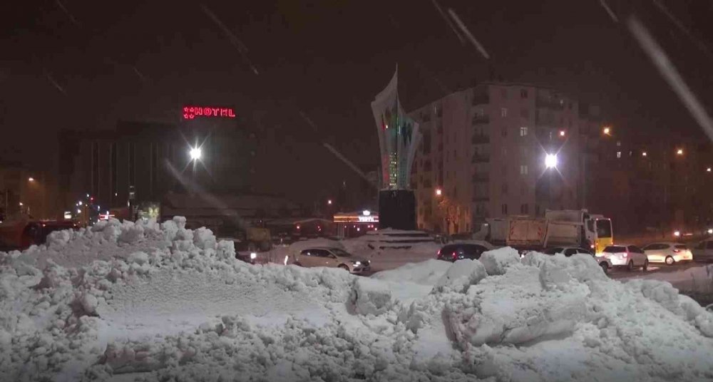 Aksaray’da kar yağışı şehri yeniden beyaza bürüdü