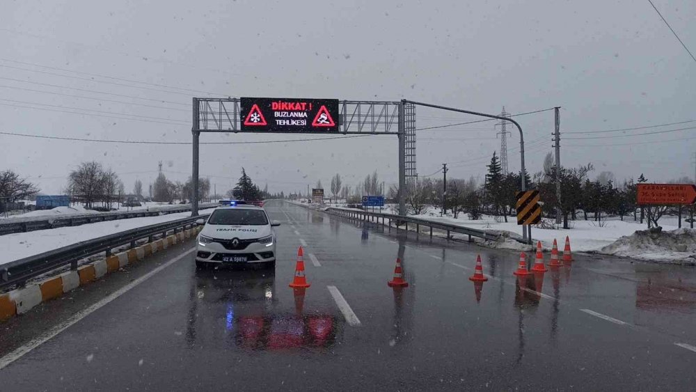 Konya-Antalya yolu yoğun kar nedeniyle trafiğe kapatıldı