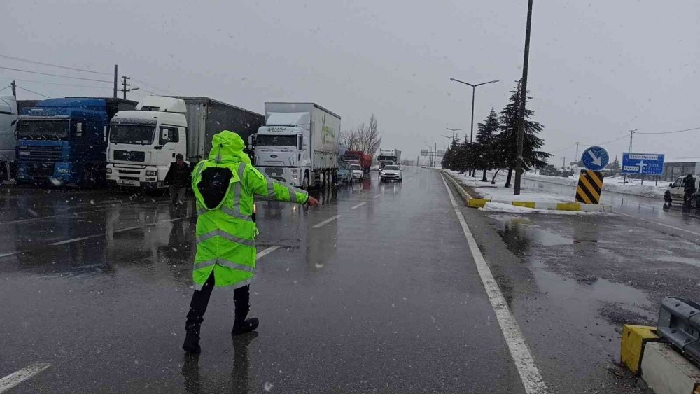 Konya-Antalya yolu yoğun kar nedeniyle trafiğe kapatıldı