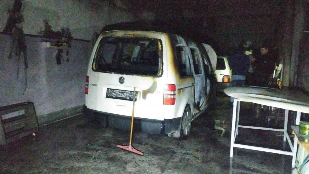 Tinerle soba yakmak isteyene şahıs, hem kendisini hem de arabayı yaktı