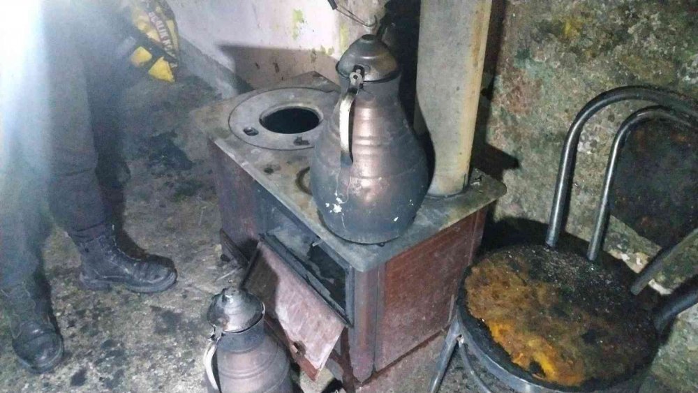 Tinerle soba yakmak isteyene şahıs, hem kendisini hem de arabayı yaktı