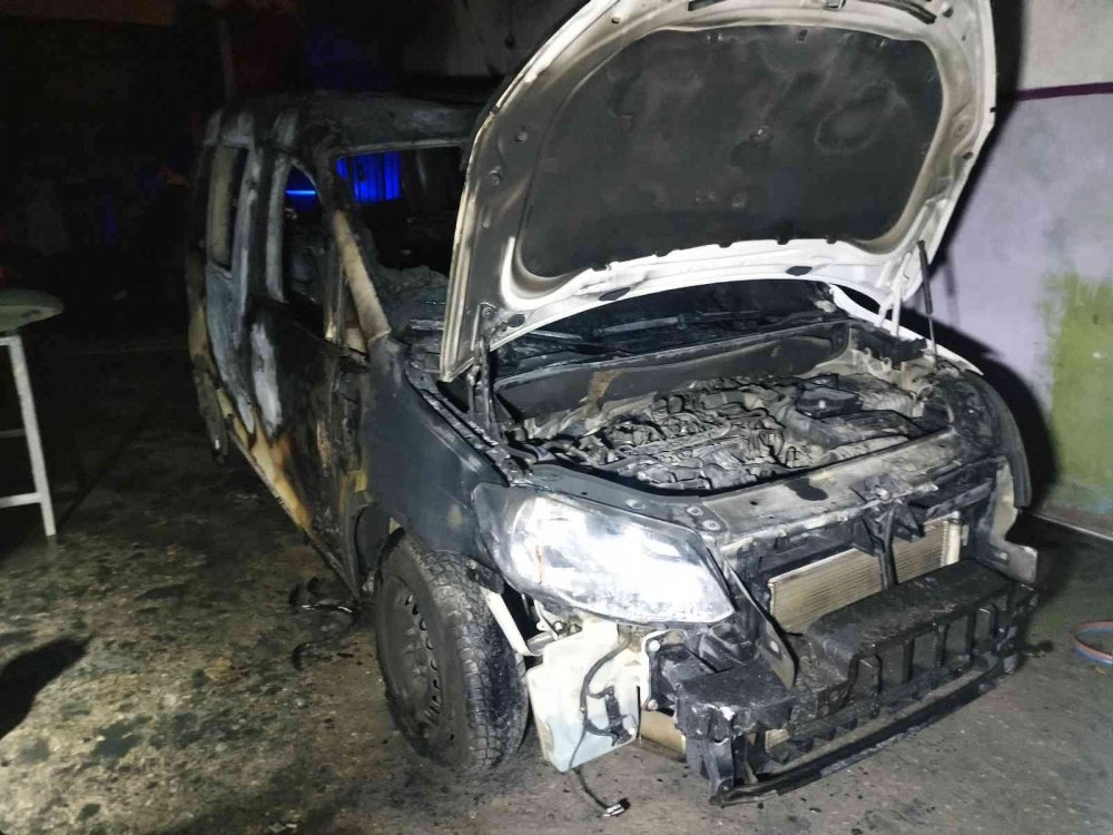 Tinerle soba yakmak isteyene şahıs, hem kendisini hem de arabayı yaktı