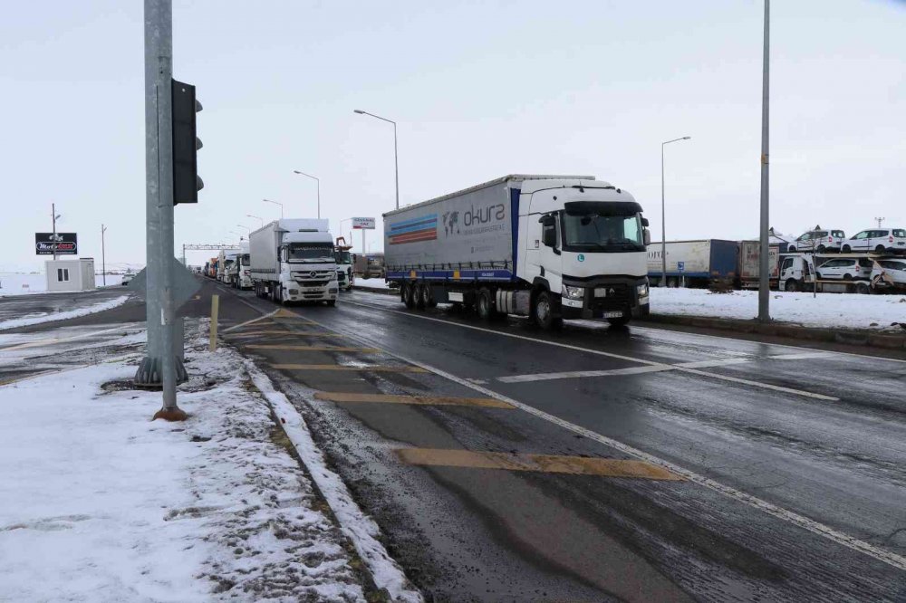 Aksaray-Konya yolu yeniden otomobil ve otobüslere açıldı