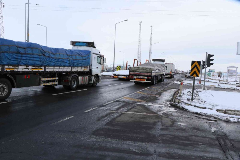 Aksaray-Konya yolu yeniden otomobil ve otobüslere açıldı