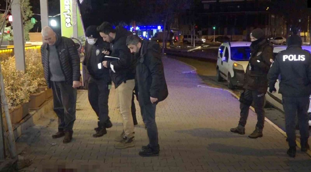 Aksaray'da gençlerin alacak verecek kavgası kanlı bitti: 1 ağır yaralı