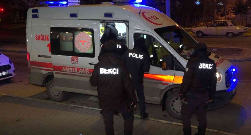 Aksaray'da gençlerin alacak verecek kavgası kanlı bitti: 1 ağır yaralı