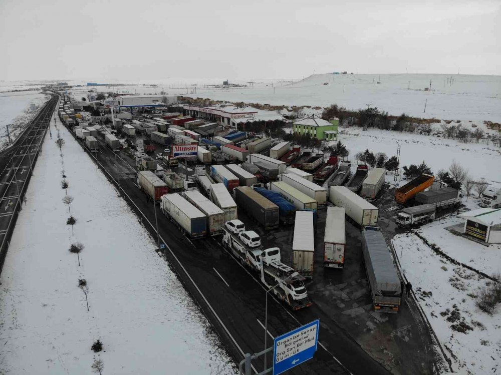 Aksaray’da tesisler tır ve araçlarla doldu
