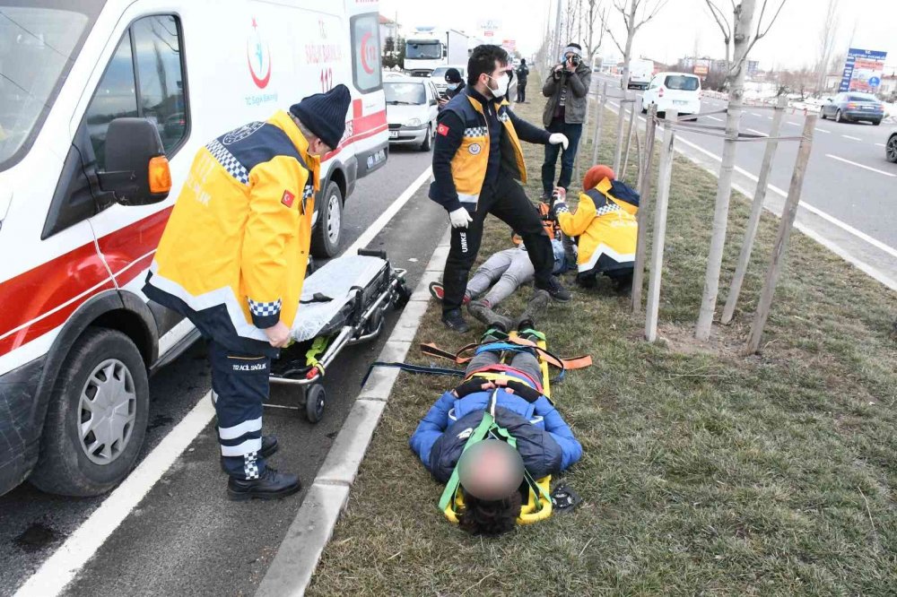 Bir garip Aşık! Yarasını unutup sedyede kız arkadaşına küfürler yağdırdı