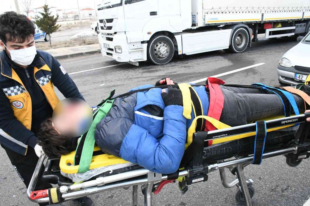 Bir garip Aşık! Yarasını unutup sedyede kız arkadaşına küfürler yağdırdı